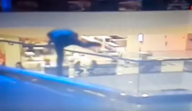 YouTube: hombre se suicida en centro comercial y casi provoca otra tragedia [VIDEO]
