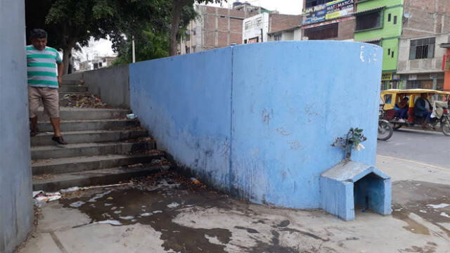 Convierten frontis de colegio en un urinario público en Piura