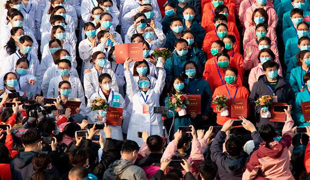 Médicos celebran el alta de todos sus pacientes del hospital temporal Wuchang Fangcang establecido en el gimnasio Hongsan en Wuhan. Foto: EFE