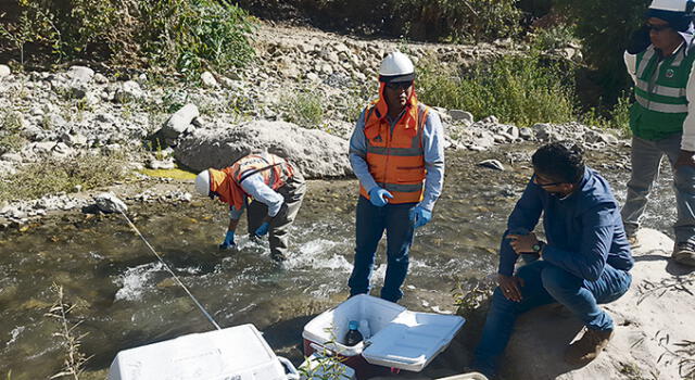 análisis. Muestras de agua serán llevadas a laboratorio.