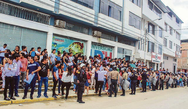 Estudiantes de la UDCh sede Jaén exigen regularización de récord de notas