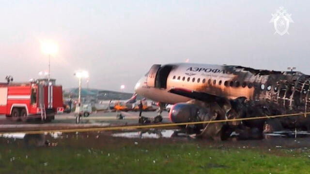 Rayo impactó contra avión que aterrizó envuelto en llamas en Moscú [VIDEOS]