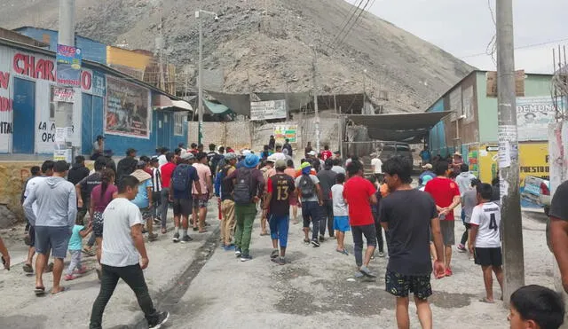 Arequipa. mineros recorren calles de Secocha haciendo cerrar los comercios. Foto LR