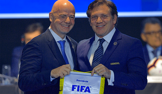 Alejandro Domínguez, presidente de la Conmebol, y Gianni Infantino, mandamás de la FIFA. | Foto: AFP