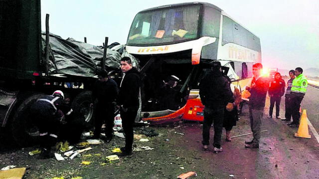 Choque de bus y tráileres deja cuatro muertos y 12 heridos