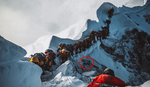 Monte Everest: publican foto de montañistas haciendo cola en medio de un cadáver