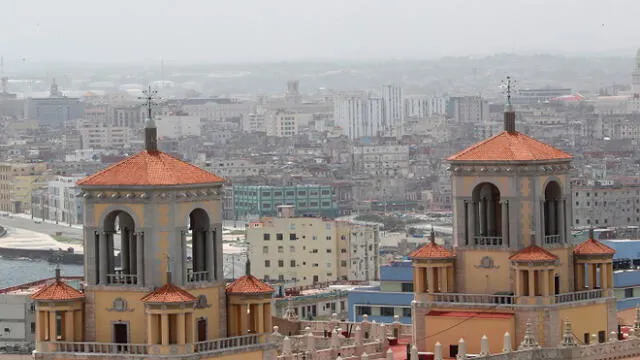 HAB01. LA HABANA (CUBA), 24/06/2020.- Vista de La Habana bajo la nube de polvo del Sahara que por estos días azota a las islas del Caribe, este miércoles en Cuba. EFE/Ernesto Mastrascusa