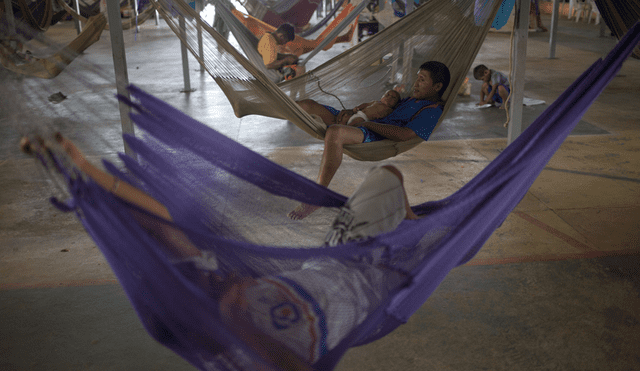 Venezolanos maceran sus sueños en insalubre refugio del norte de Brasil [FOTOS]