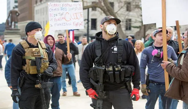 Cansados del confinamiento salieron a manifestarse fuertemente armados en Michigan. Foto: EFE