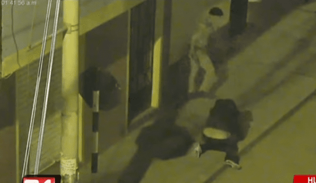 Huaraz: joven golpeó y arrastró a su madre ebria en la vía pública [VIDEO]