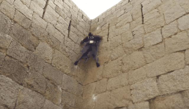 Video es viral en YouTube. Pese a que el muro tenían varios metros de alto, este hombre apodado el ‘Rey Mono’, pudo escalarlo en pocos segundos. Foto: Captura.
