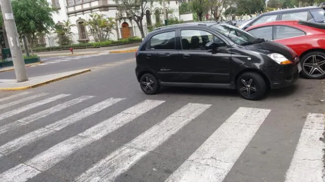 #YoDenuncio: autos estacionados se adueñan de más de la mitad de pista