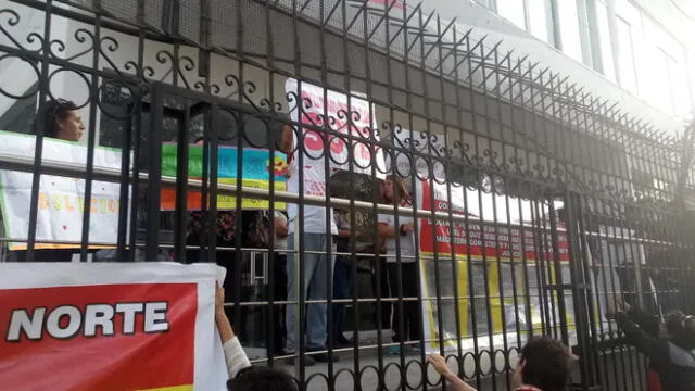 Docentes toman Dirección Regional de Lima Metropolitana por errores en su ascenso [VIDEO]