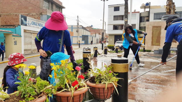 Venezolanos ayudaron con la limpieza de plaza en Tacna