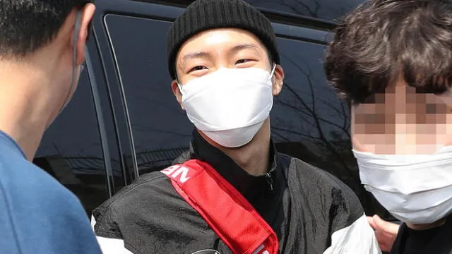 Desliza para ver más fotos de Lee Seung Hoon iniciando con su servicio militar obligatorio.