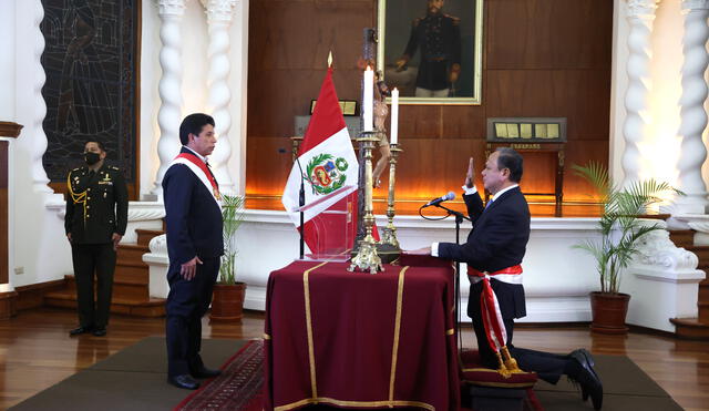 Pedro Castillo tomó juramento a Mariano González como nuevo titular del Ministerio del Interior. Foto: Presidencia