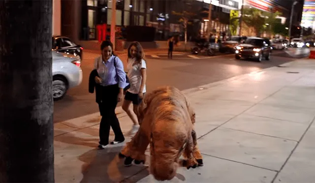 YouTube Viral: El "Cállese viejo lesbiano" llegó a las calles con joven que se disfrazó de dinosaurio  [VIDEO]