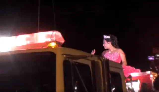 La peculiar llegada de la joven fue captada por algunos invitados de su fiesta, quienes quedaron conmovidos al conocer su historia. Video es viral en YouTube