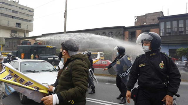 Aportantes de la ONP fueron repelidos con tanque de agua por la Policía. Créditos: Félix Contreras / La República.