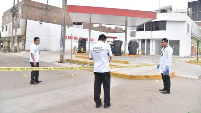 Sujetos llegaron al establecimiento en un auto portando un arma de fuego con el que amenazaron a la encargada. (Foto: Christian Moreno / La República)