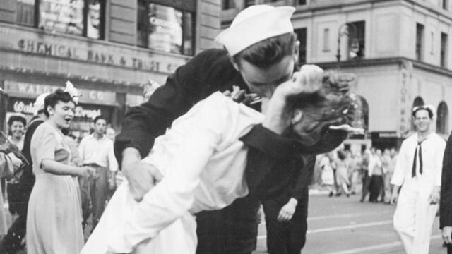 Muere el marinero de la famosa fotografía del Día de la Victoria [FOTO]