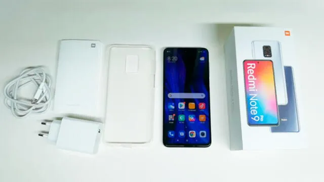 Esto es todo lo que contiene la caja del nuevo Redmi Note 9 Pro de Xiaomi. Foto: Daniel Robles