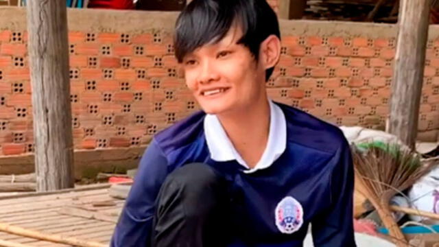 A los 12 años, Bong Thet tomó la valentía de asistir a la escuela a pesar de su enfermedad. Foto: Viral Press.