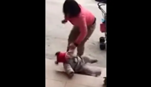 Indignación en YouTube por madre que patea a su hija para que deje de llorar | VIDEO