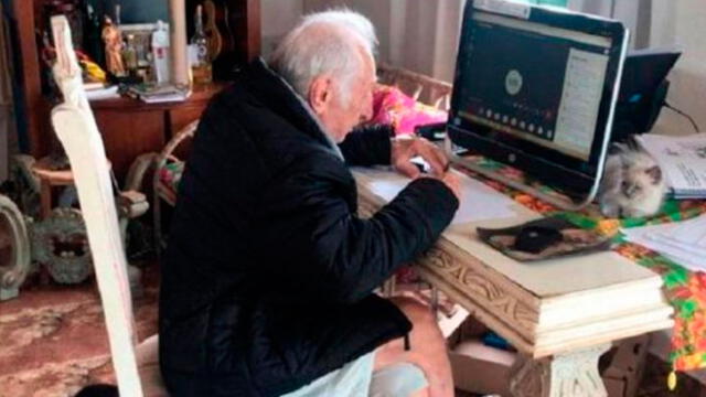 El anciano estudia en (Foto: Twitter)