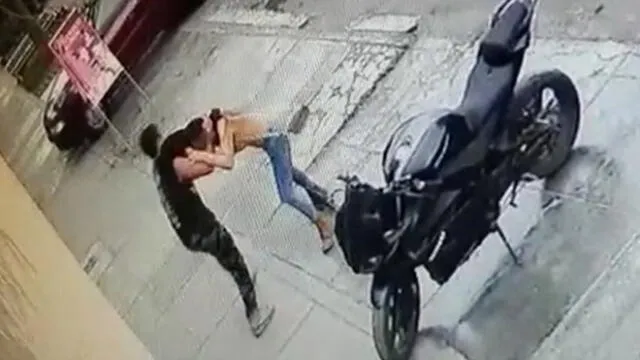 Sujeto jalonea de los cabellos a la joven. (Foto: Captura de video)