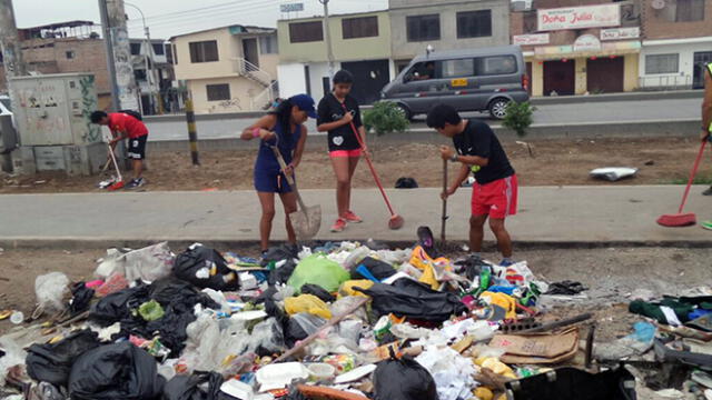 Jóvenes deportistas limpian calles de Villa El Salvador