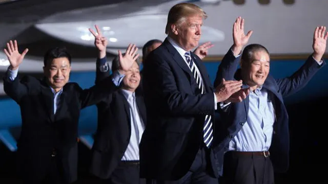 Donald Trump recibe a los tres presos liberados por Corea del Norte