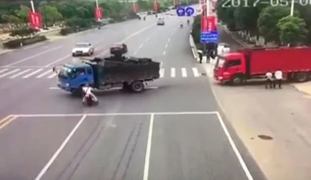 Impacto en YouTube por motociclista que termina envuelto en llamas tras chocar con un camión