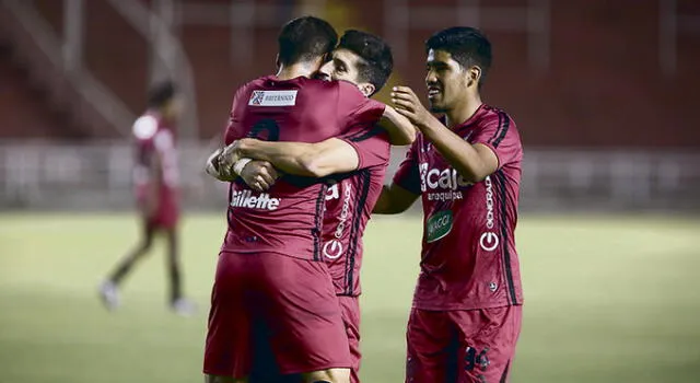 goles. Amoroso recibió un enorme abrazo de Cuesta por su primer gol con Melgar en el año.