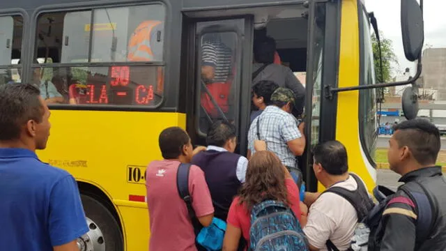 Pasajeros pugnan por subir a los buses, los cuales escasean y solo pueden llevar el 50% de lo normal. (Foto: Mauricio Malca / La República)