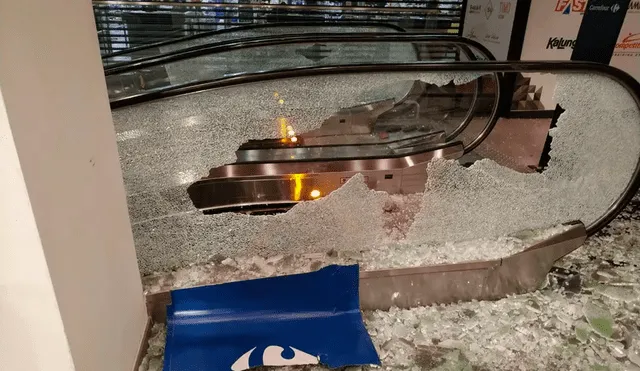 La escalera mecánica del centro comercial donde está Carrefour fue destrozada después de la manifestación. Foto: G1