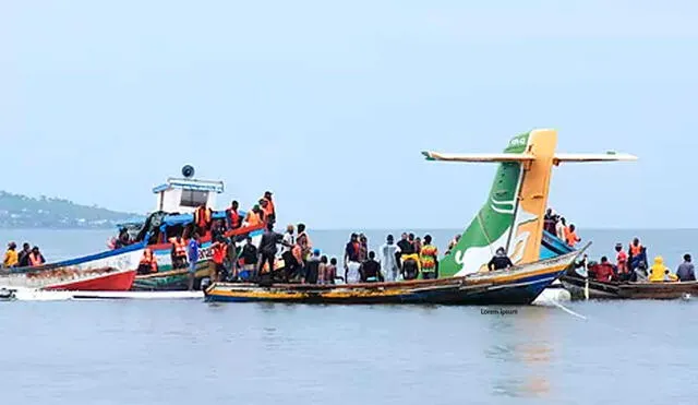 Los grupos de rescate intentan sacar a los pasajeros del avión estrellado. Foto: EFE