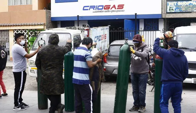 Se registran largas colas y aglomeración en la recarga de oxigeno en el Callao / Credito: Marco Cotrina