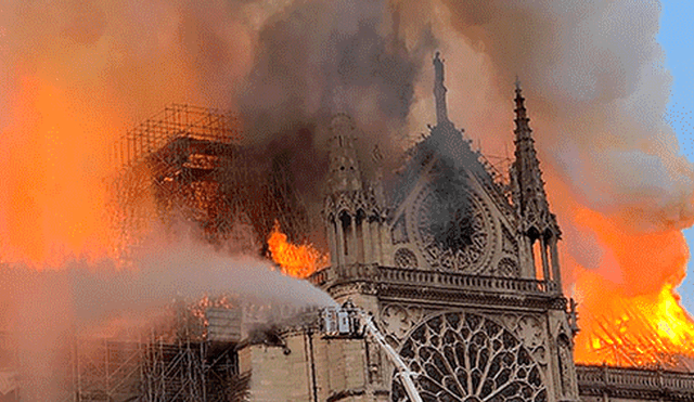 Embajada de Francia lamentó incendio en histórica catedral de Notre Dame