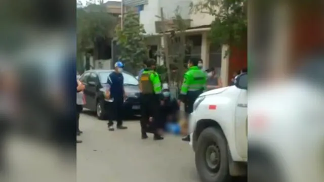 Vecinos y policías auxiliaron a agraviada y la llevaron al hospital más cercano. (Foto: Captura de video / Latina Noticias)