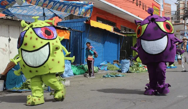 Singulares muñecos patrullan con la policía para crear conciencia en Bolivia [FOTOS]