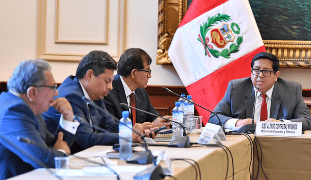Alex Contreras, titular del MEF presentó en el Congreso el plan Con Punche Perú. Foto: MEF