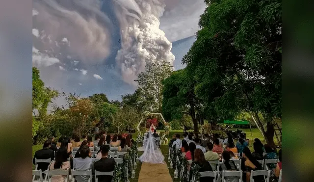 Pareja celebra su matrimonio durante la erupción de un volcán [FOTOS Y VIDEO]
