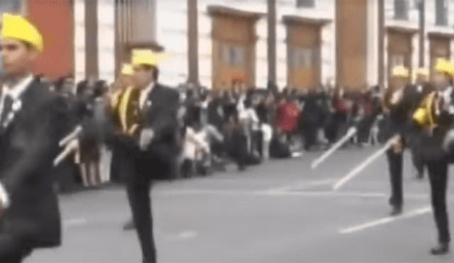 Un chico que participaba en un desfile tuvo un peculiar percance que generó que miles rían a carcajadas.