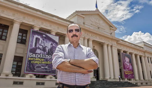 Nicaraguan retired Army General Hugo Torres, former Sandinista Renovation Movement member, and current member of the Unamos party, poses outside the National Palace in Managua on October 03, 2017. - Former guerrilla Hugo Torres Jimenez, one of the 46 opponents of Daniel Ortega's government imprisoned in Nicaragua, died on February 12, 2022 his relatives said in a statement, without giving further details. (Photo by Oscar NAVARRETE / AFP)