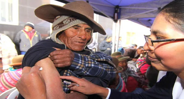 Más de 25 mil usuarios de Pensión 65 fueron vacunados contra la neumonía en Puno y Cusco