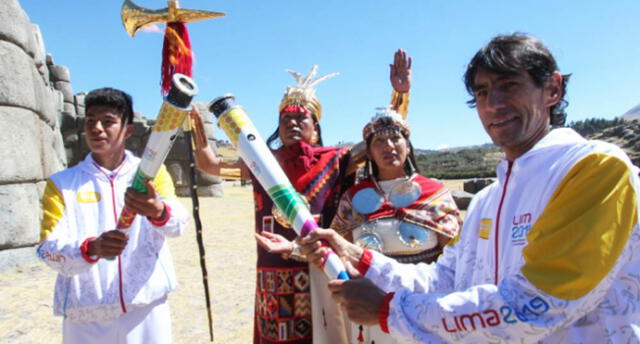 Inca y atleta destacada de Cusco recibieron antorcha de los Panamericanos 2019.