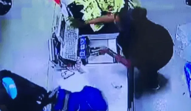 YouTube: Ladrón asalta local, se lleva el dinero y mata a cajera sin piedad [VIDEO]