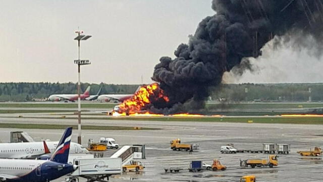Avión aterriza en llamas sobre Moscú: confirman 41 fallecidos [VIDEOS]