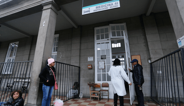 Doctores dejan Hospital Loayza durante horario de trabajo para dar atención privada